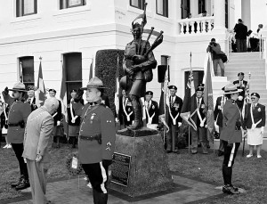 800px-Piper_Richardson_statue_Provost_bows_2003